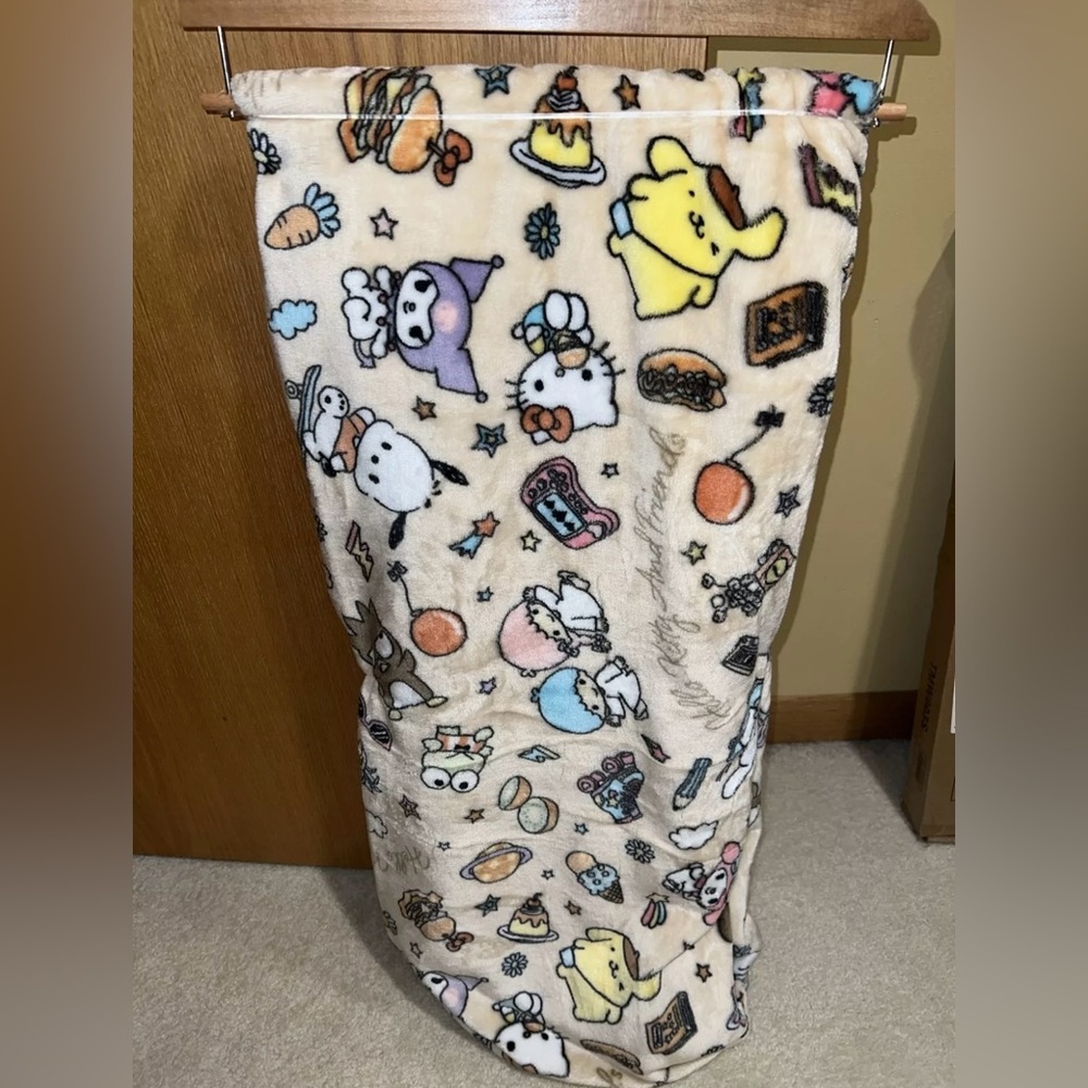NEW Tan Hello Kitty 60”x70” Cloud Throw Blanket